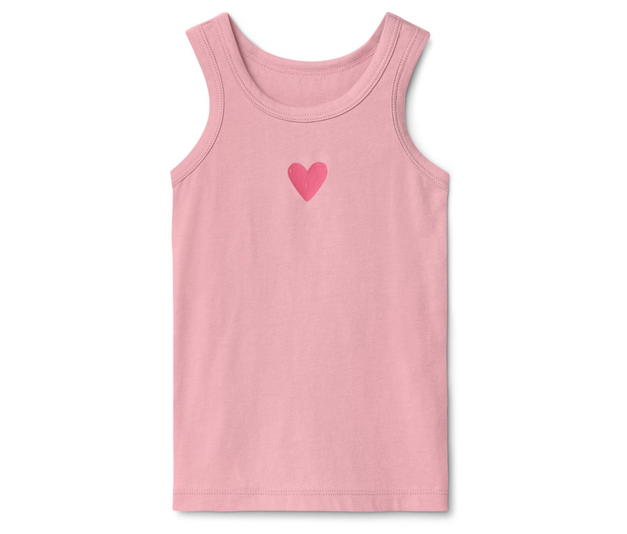 Růžové tílko se srdíčkem na bílém pozadí.