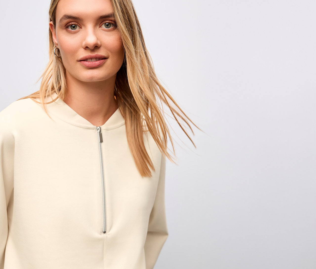 Blondýna má na sobě triko ze směsi modalu od Street One.