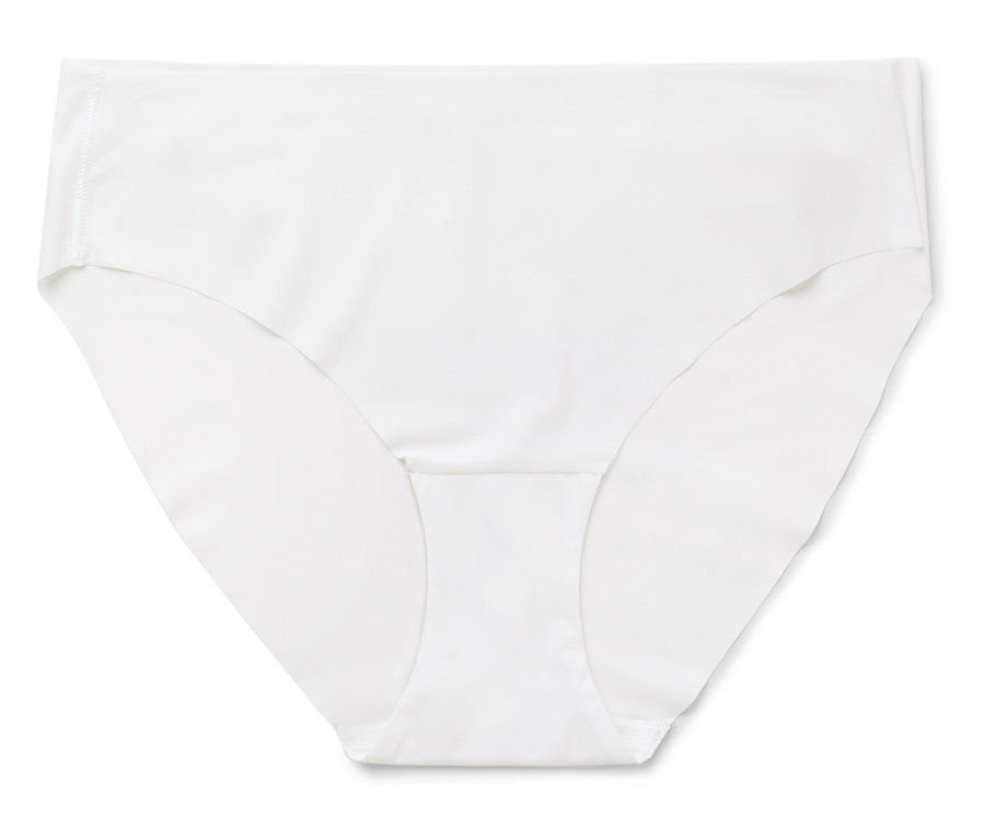 Bílé dámské spodní prádlo leží na bílém pozadí.
