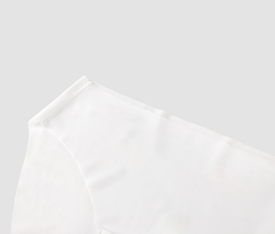 Detailní záběr bílé látky se švem.