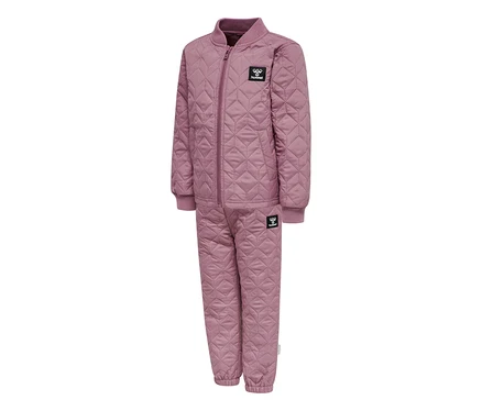 Růžová prošívaná termosouprava hummel® HMLSOBI s bundou a kalhotami, obojí s kosočtvercovým vzorem a žebrovanými manžetami.
