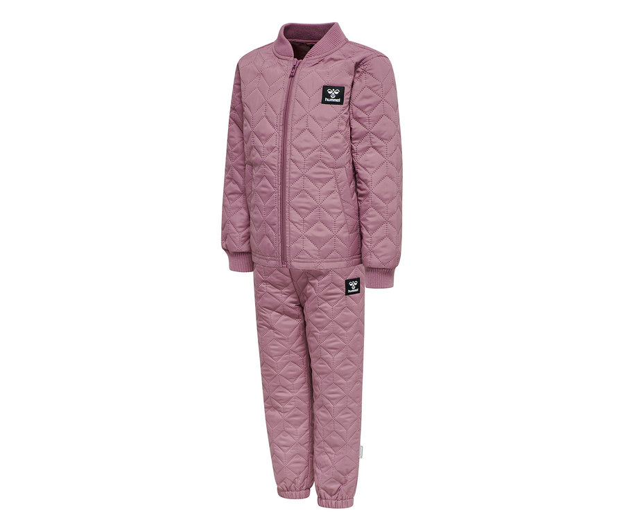 Růžová prošívaná termosouprava hummel® HMLSOBI s bundou a kalhotami, obojí s kosočtvercovým vzorem a žebrovanými manžetami.