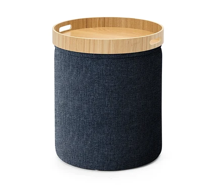 Tmavě modrá válcová úložná stolička se světlou dřevěnou podnosovou deskou s úchyty.