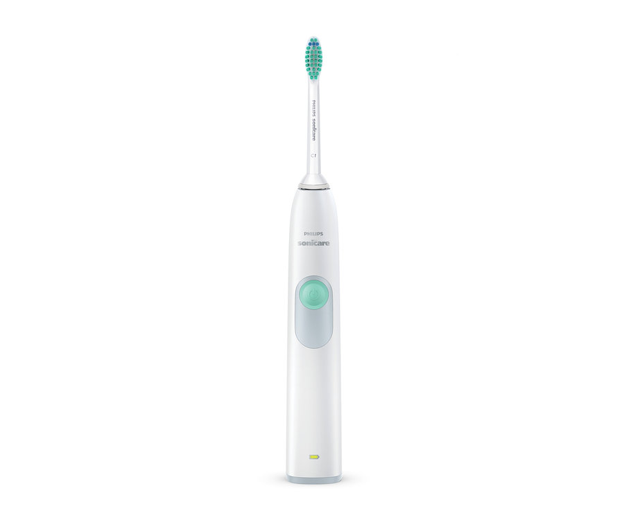 Detailní záběr na bílý elektrický sonický zubní kartáček Philips HX6221/21 „DailyClean 3100“.
