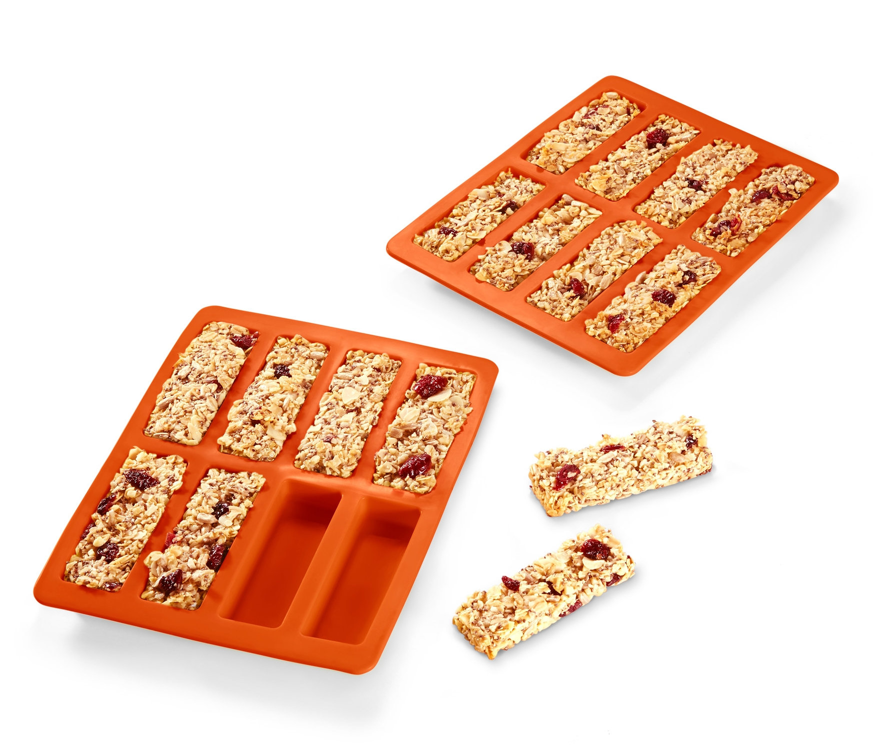 Dvě oranžové formy na pečení müsli tyčinek, 2 ks, jedna plná tyčinek a dvě tyčinky vedle.
