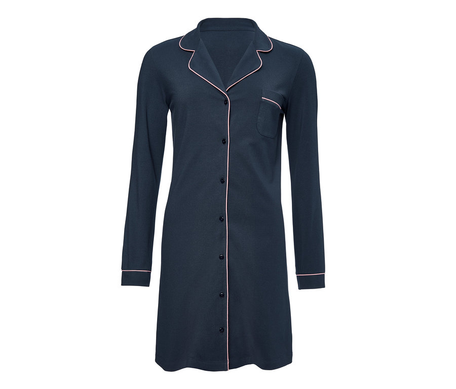 Tmavě modrá noční košile s dlouhými rukávy a růžovým lemováním.