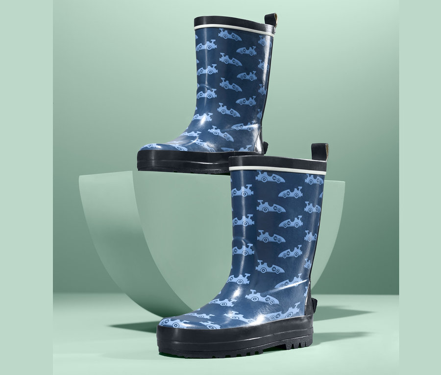 Dvoje holínky do deště s modrým pozadím a světlým vzorem.