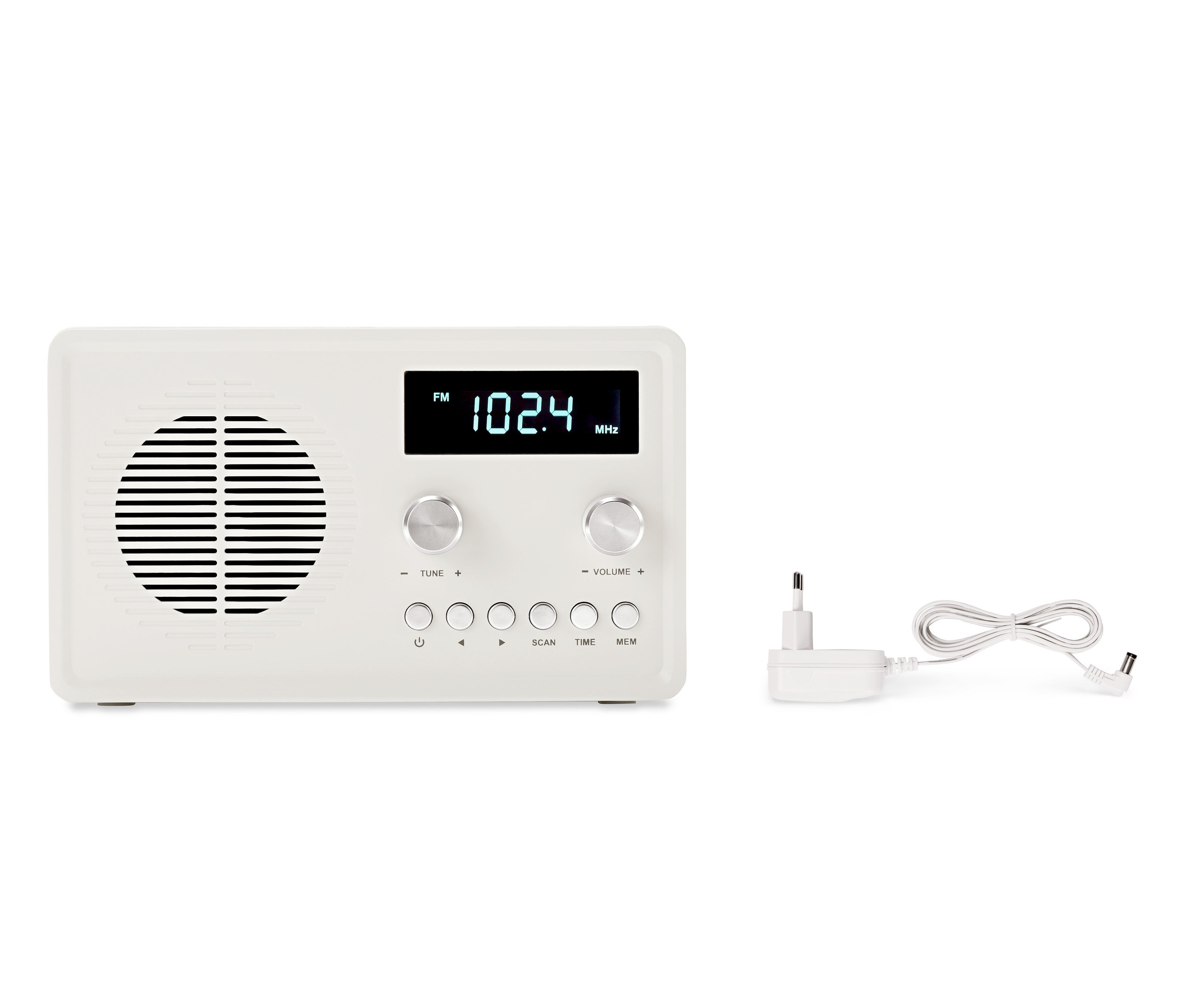 Bílé digitální kompaktní FM rádio a napájecí kabel na bílém pozadí.