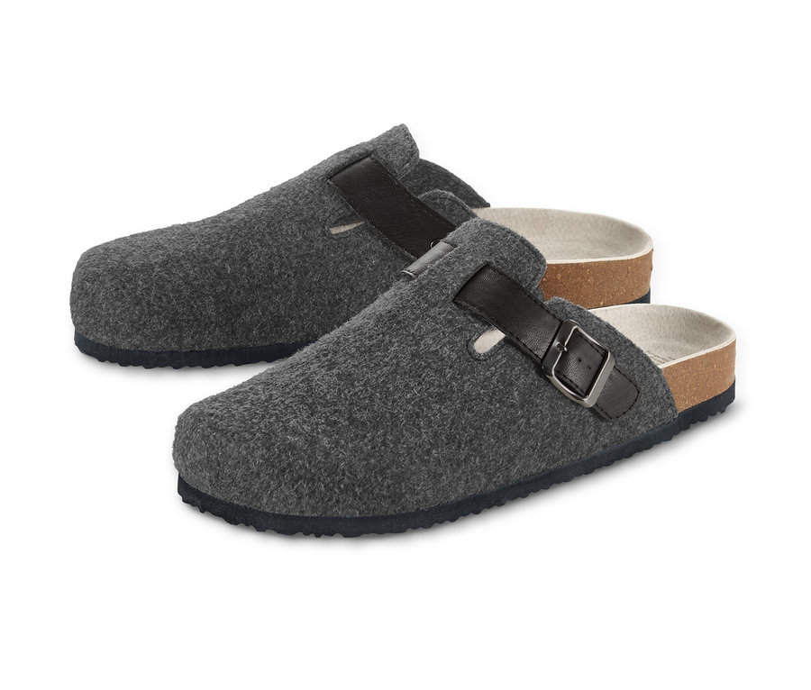 Dvoje šedé domácí obuvi.