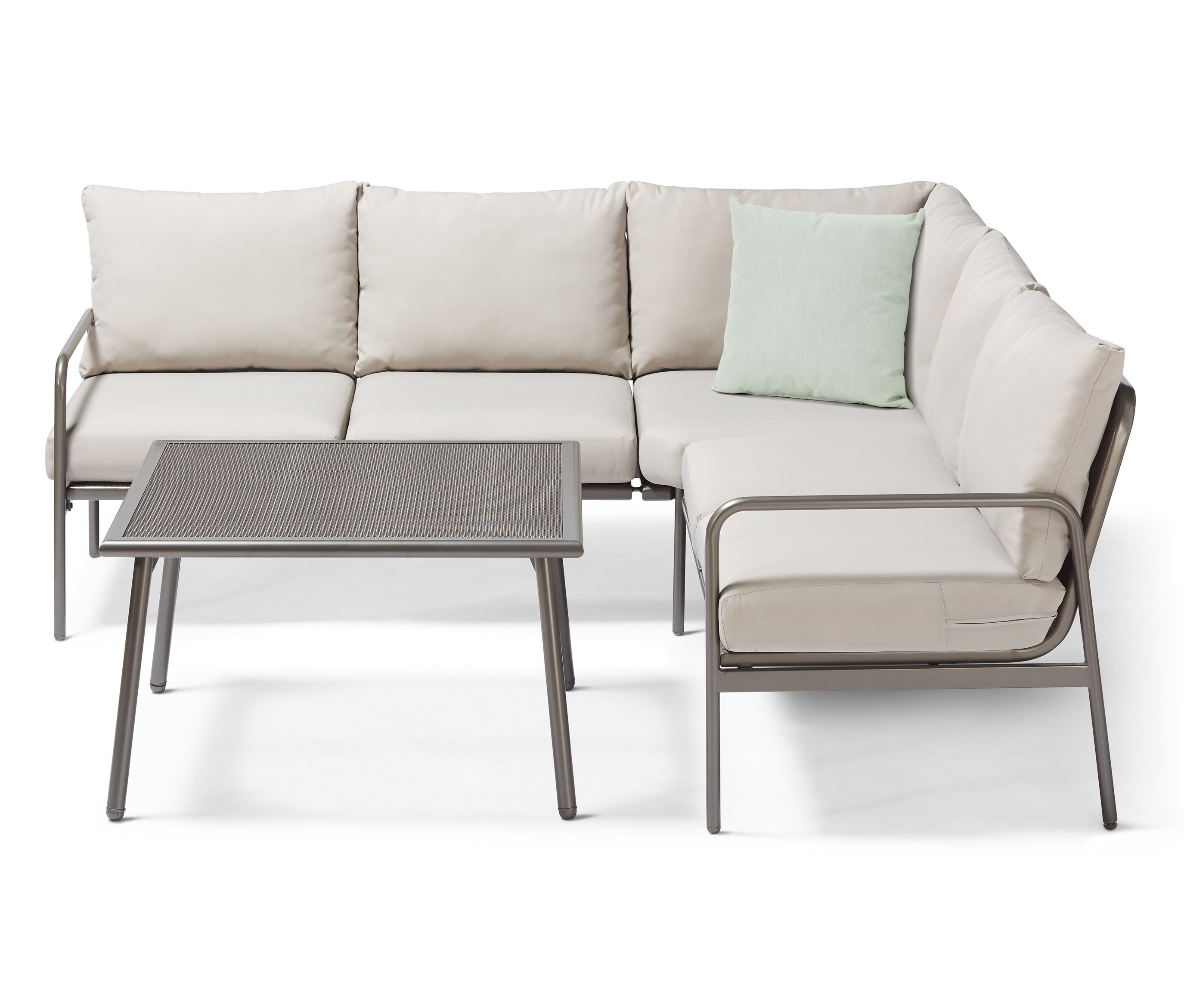Rohová zahradní sedací souprava s béžovými polštáři a kovovým rámem a stolem.