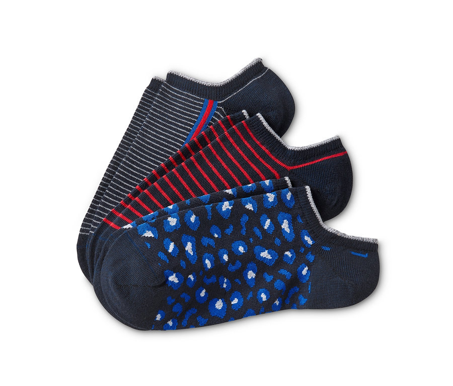 Tři páry ponožek do bot sneaker s různými vzory.