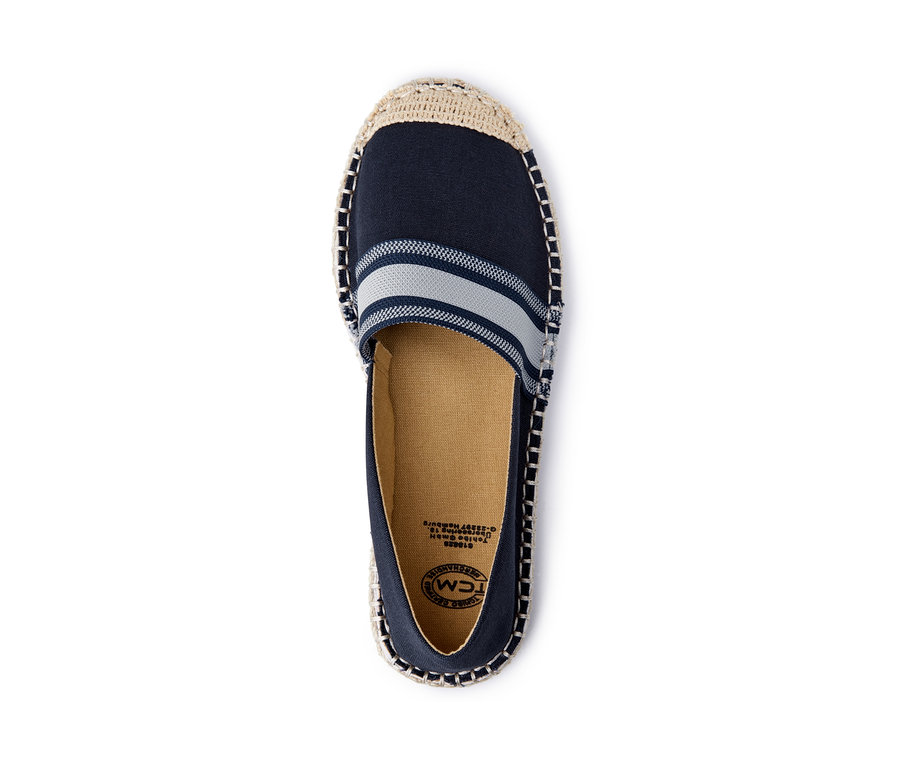 Detailní pohled shora na modré espadrilky.