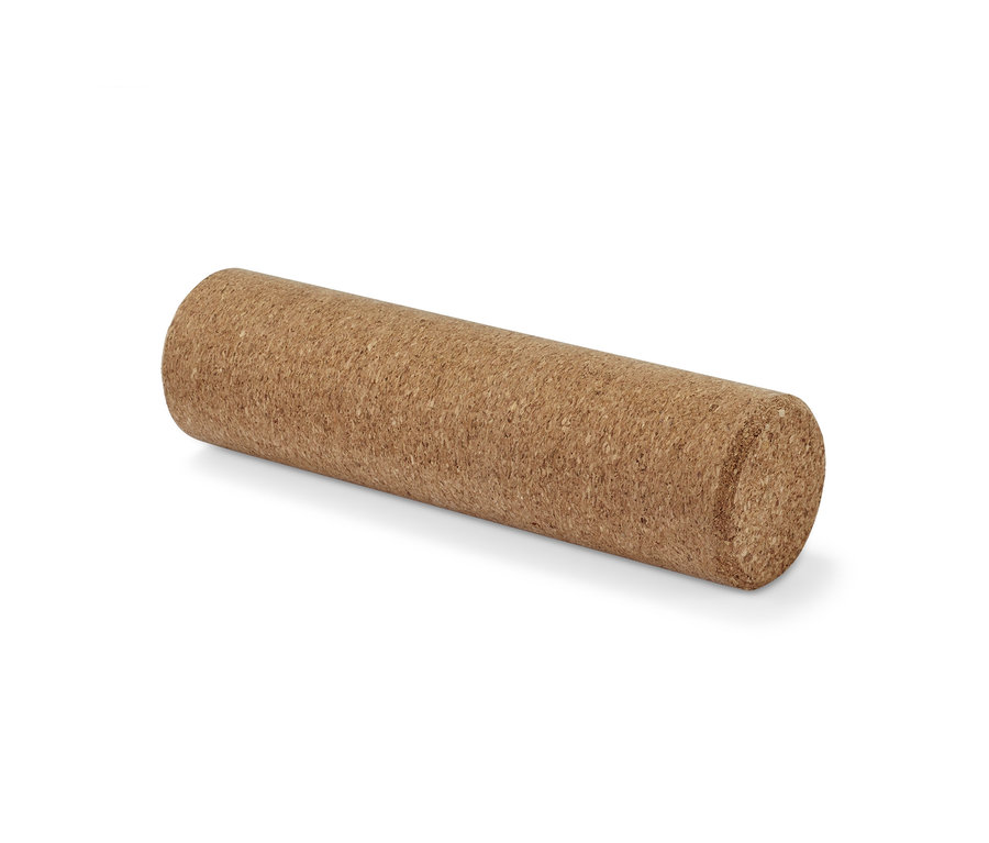 Korkový miniváleček na fascie leží vodorovně na bílém pozadí.