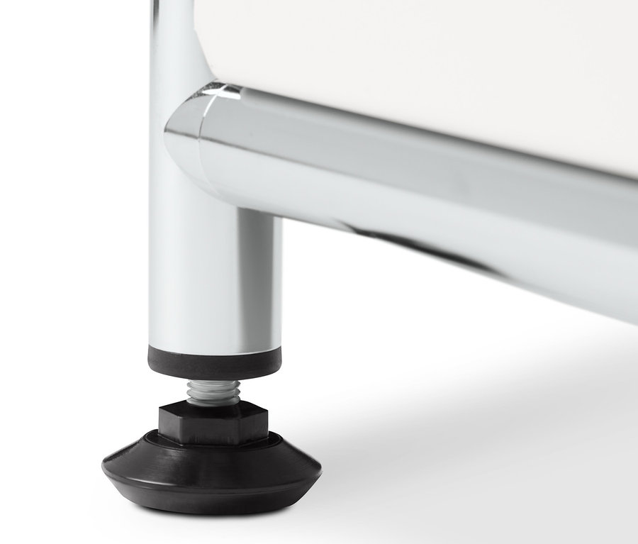 Detail bílé kovové odkládací skříňky CN3 s výklopnými dvířky, pohled na chromovanou nohu.