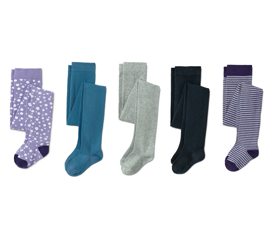 Pět párů punčochových kalhot různých barev a vzorů leží vedle sebe.
