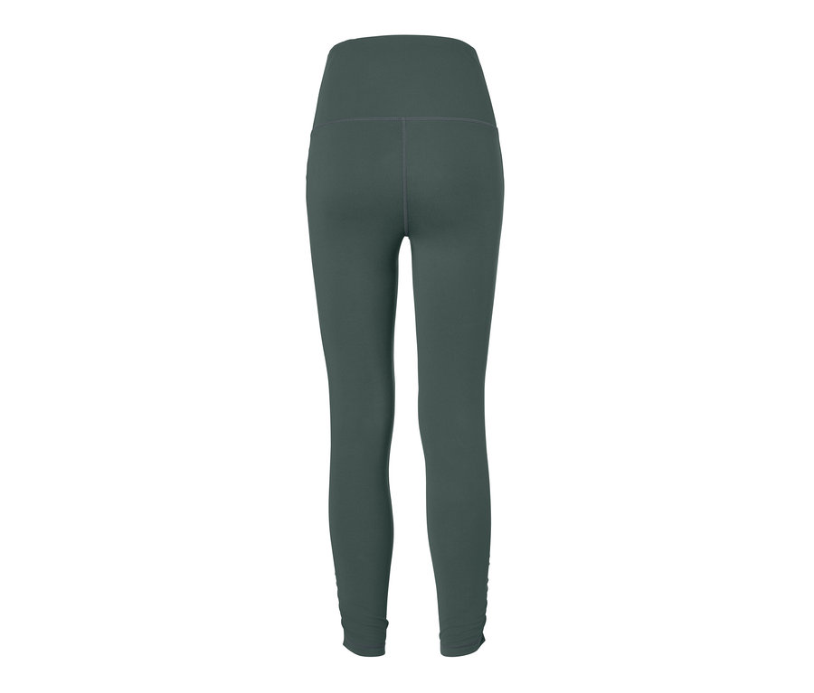 Detailní pohled zezadu na stahovací sportovní legíny.