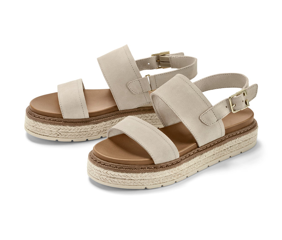 Dva béžové kožené sandály na platformě.