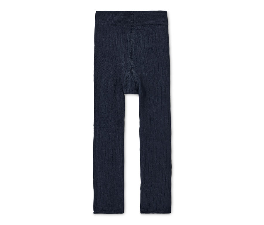 Detailní záběr na tmavě modré pletené legíny.