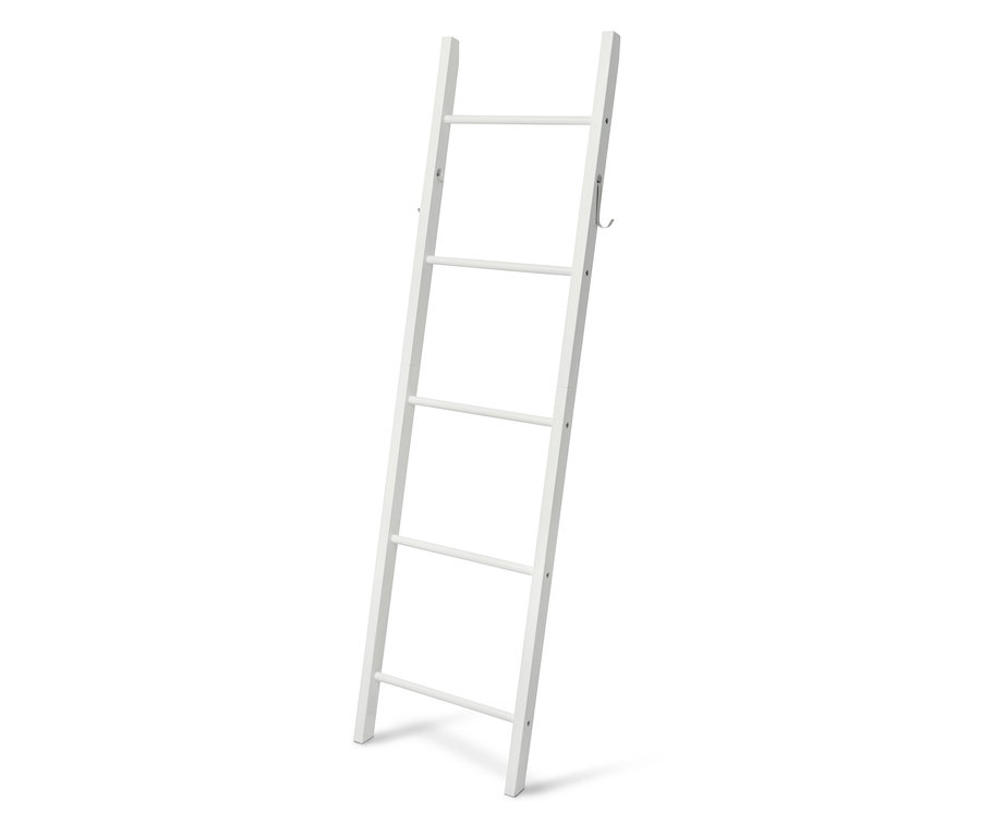 Bílý žebřík na ručníky s pěti příčkami, opřený o zeď.