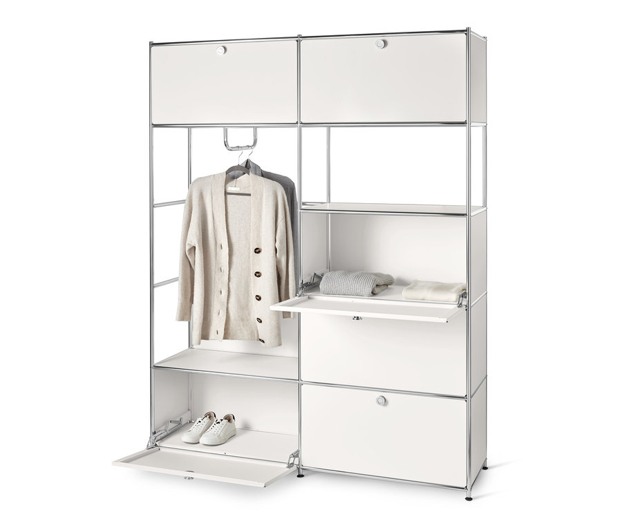 Bílá kovová skříň CN3 s oblečením a botami.