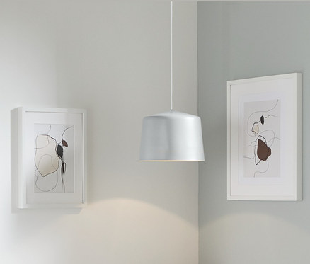 Otevřená bílá skříň s kovovým závěsným svítidlem.