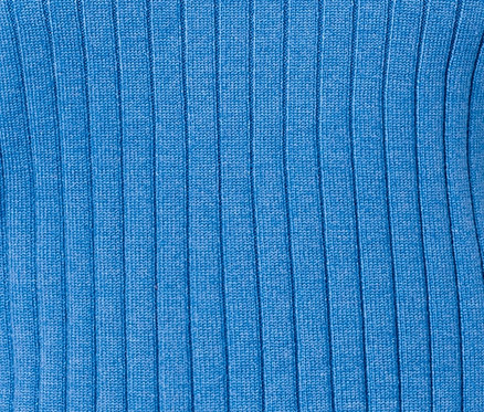 Detail modrého žebrovaného roláku.