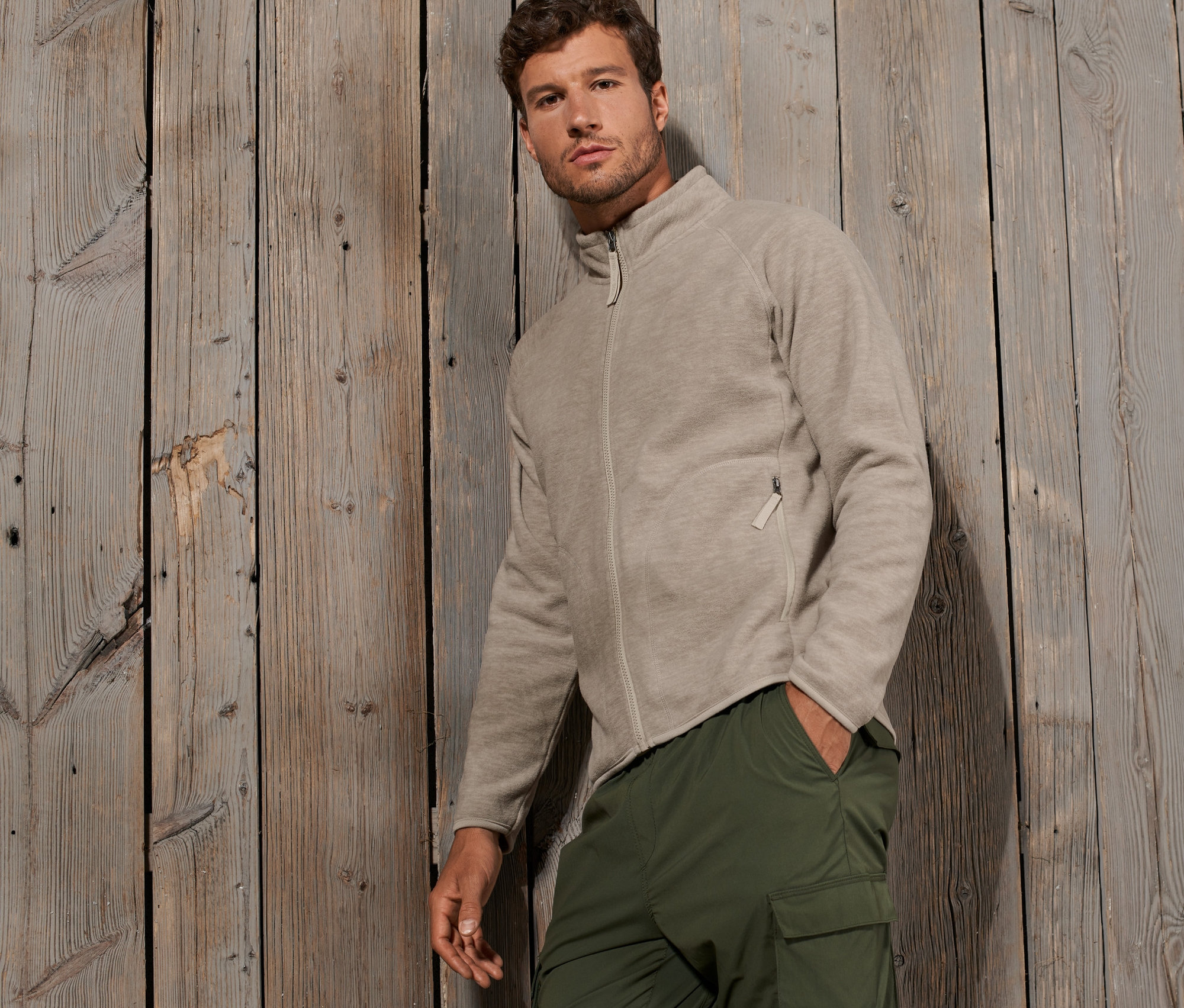 Muž pózuje ve fleecové bundě.