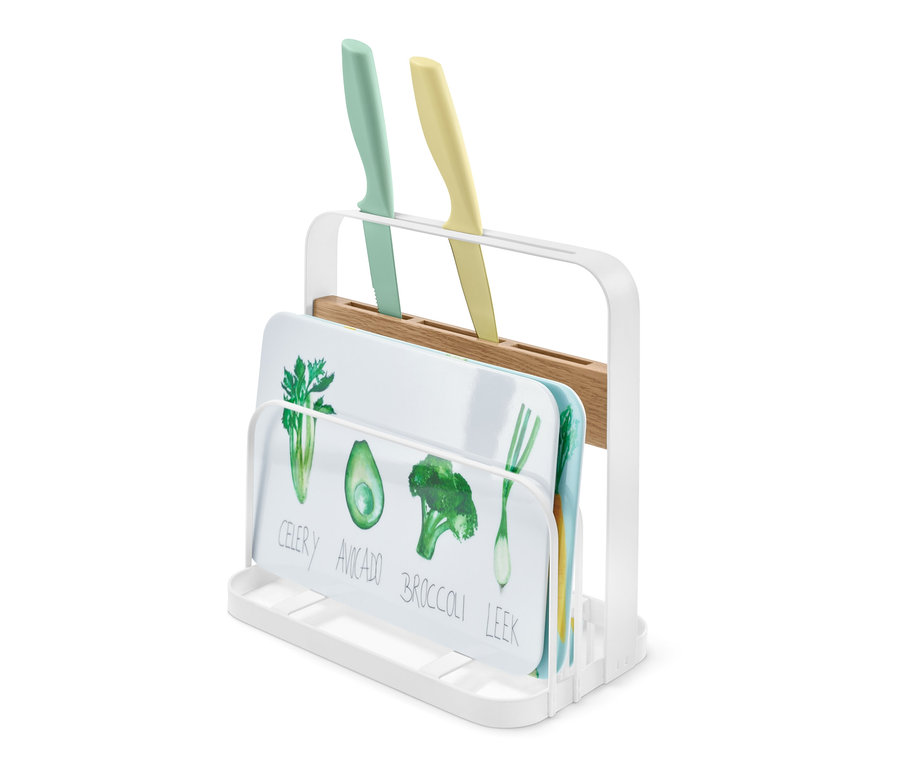 Stojan na nože a prkénka s zeleným a žlutým nožem a prkénky s potiskem zeleniny.