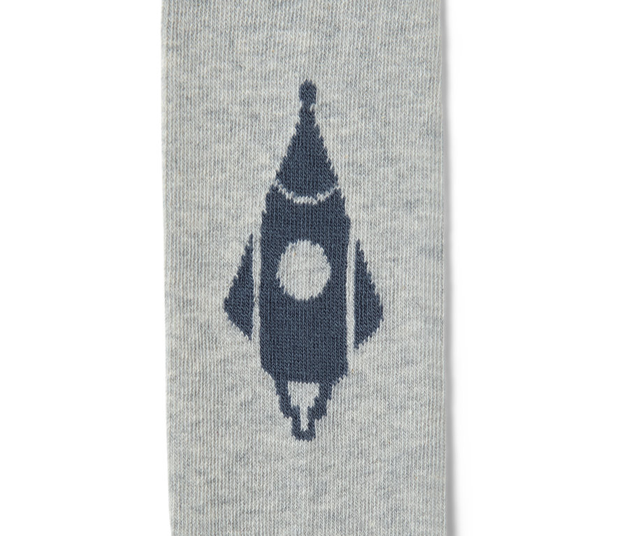 Detail bavlněných punčocháčů s motivem vesmírné rakety.