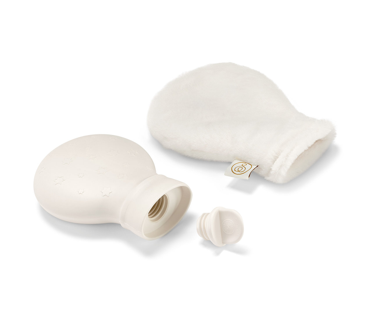 Bílý mini termofor, zátka a plyšový obal leží na bílém pozadí.