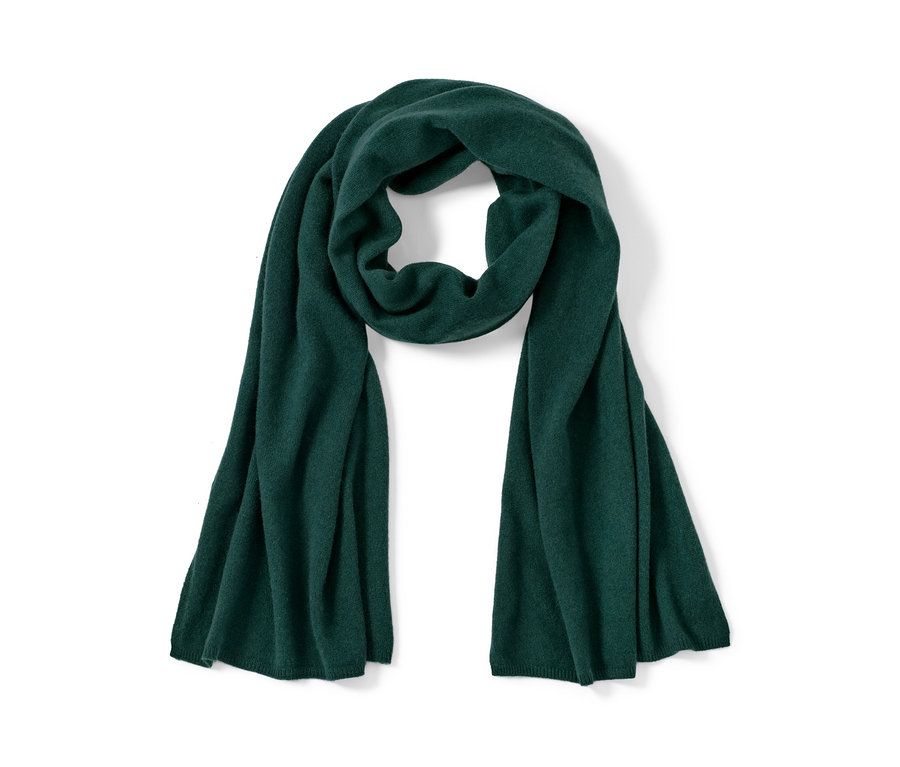 Tmavě zelená kašmírová pletená šála leží na bílém pozadí.