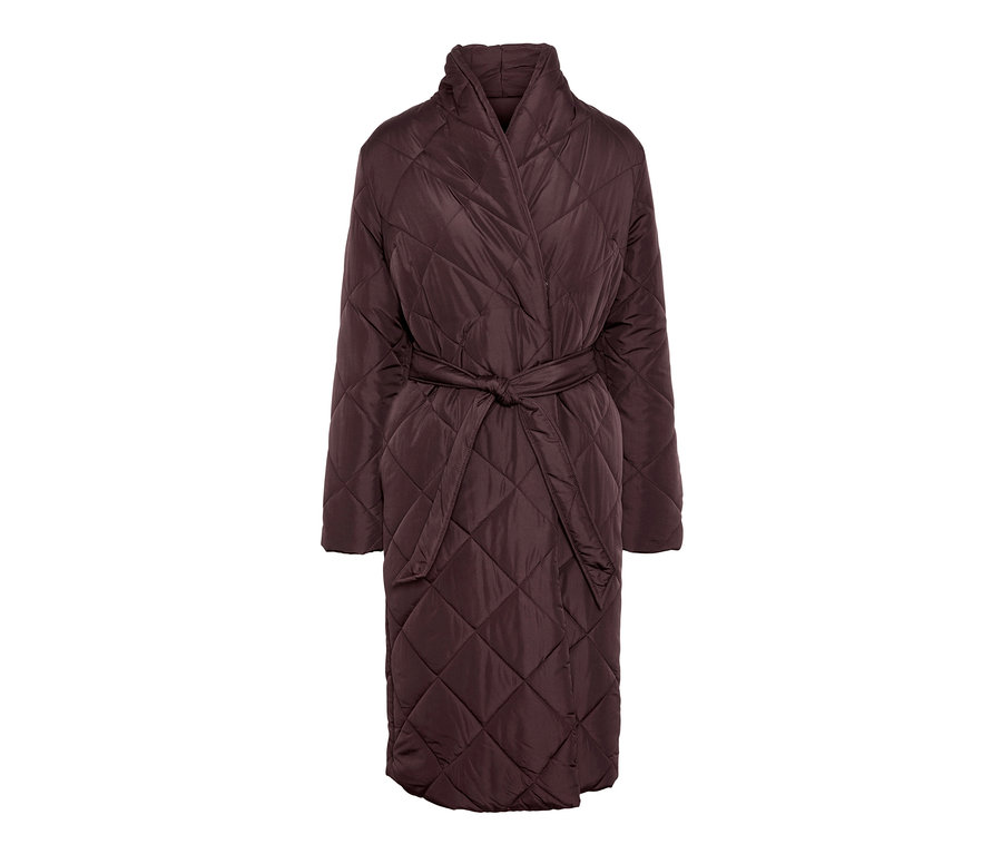 Prošívaný kabát s páskem.