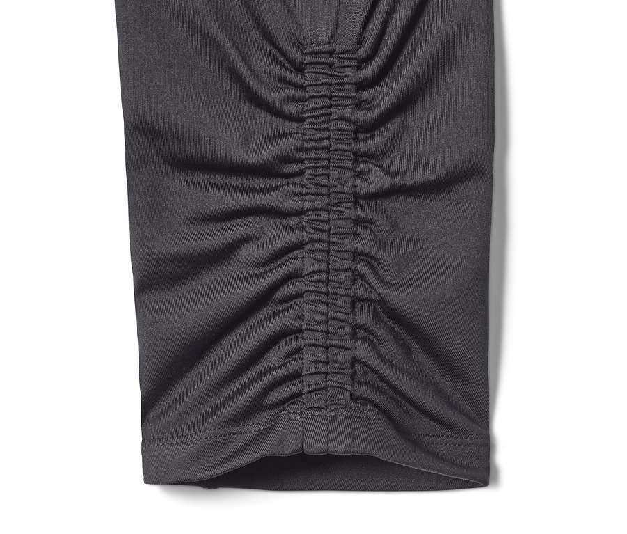 Detailní záběr na 7/8 sportovní legíny.