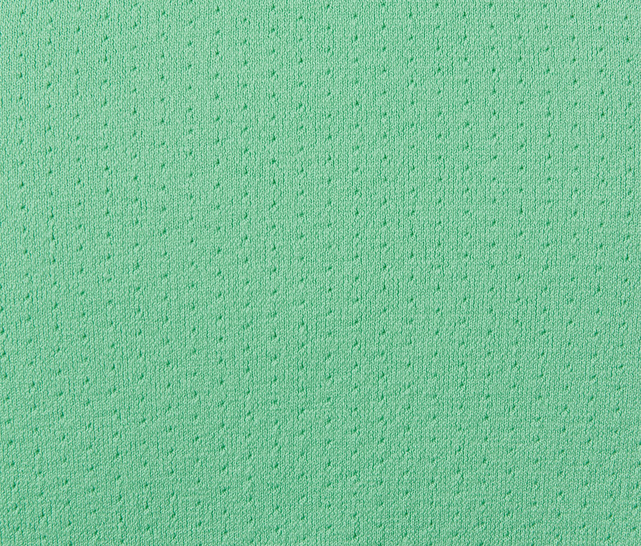 Detailní záběr na zelené bezešvé funkční triko.