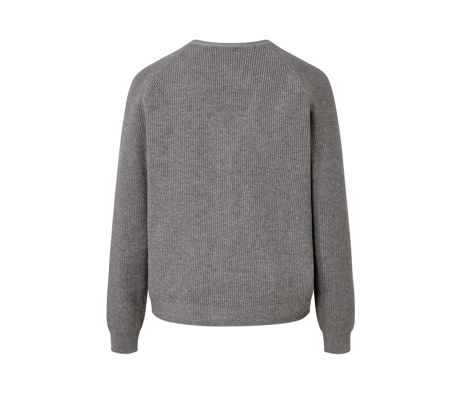 Šedý kardigan z hrubé pleteniny.