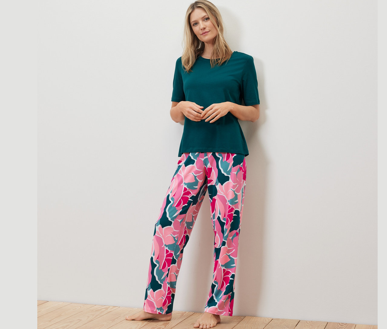 Žena má na sobě pyžamovou soupravu s květinovým vzorem.