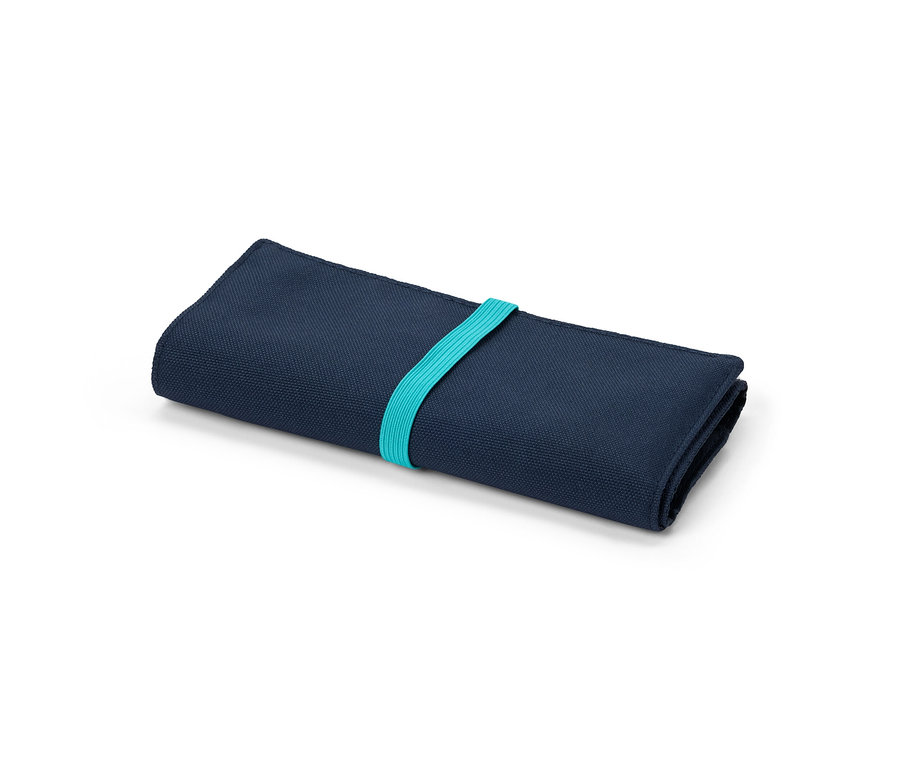 Modrý cestovní organizér na kabely s tyrkysovou gumou.