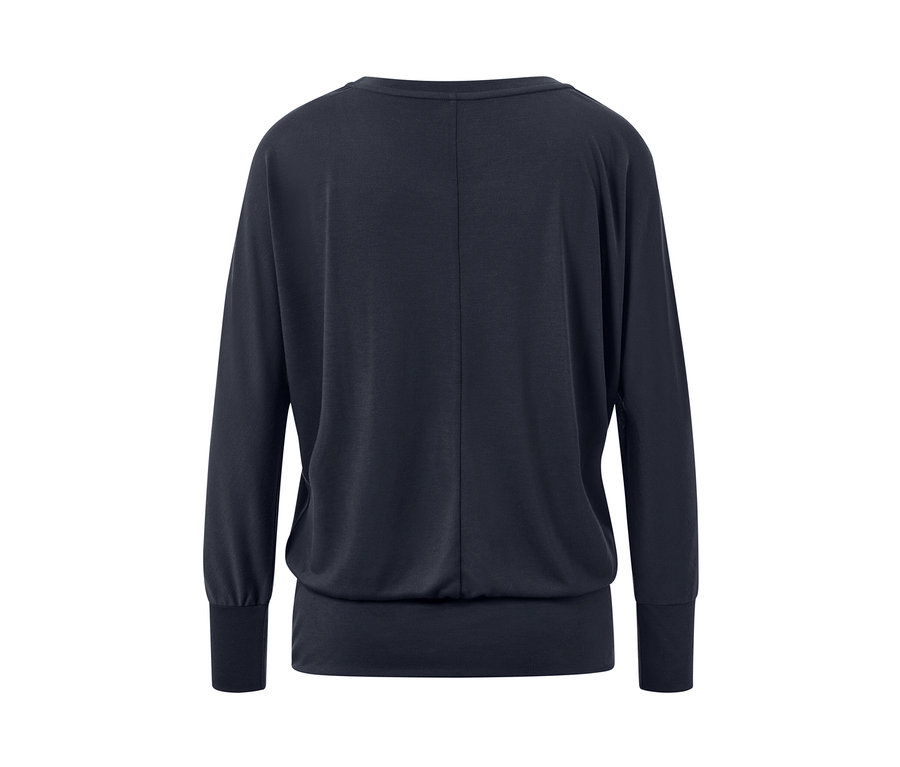 Pohled zezadu na námořnické modré sportovní triko na jógu s dlouhými rukávy.