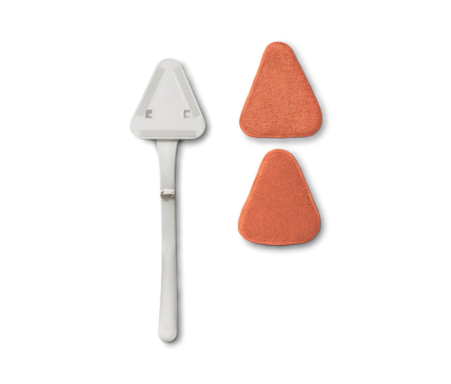 Bílý čistič autoskel s dvěma oranžovými trojúhelníkovými podložkami.