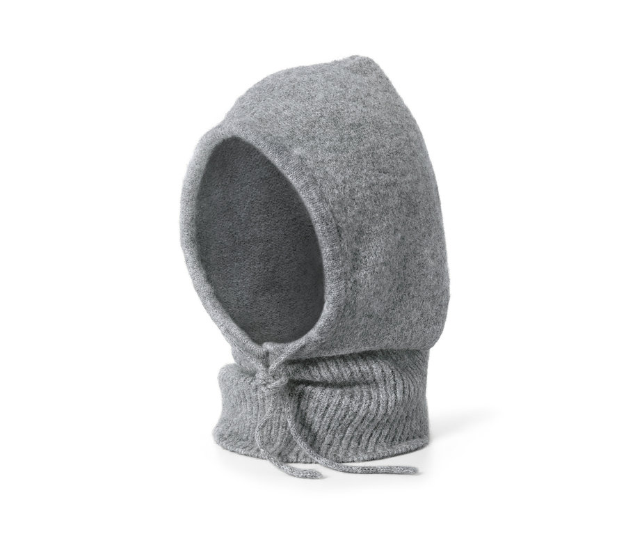 Detail šedé pletené kapuce s límcem.