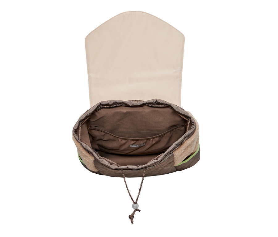 Otevřený batoh v prošívaném vzhledu s béžovou vnitřní stranou.