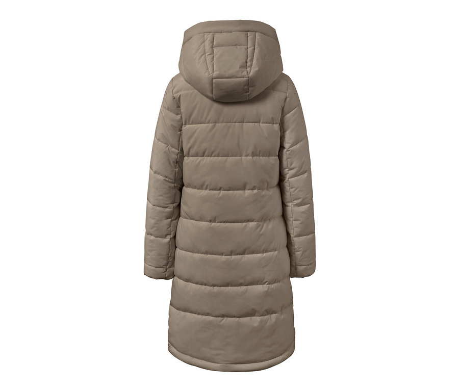 Pohled zezadu na hnědošedý prošívaný kabát.