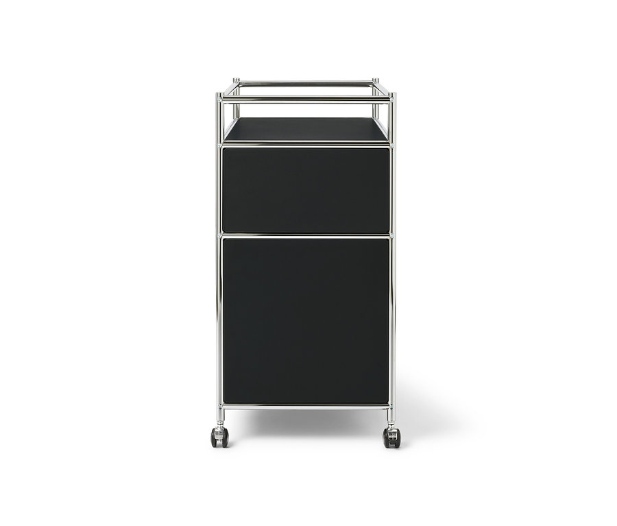 Černá kovová komoda »CN3« s jednou zásuvkou, jedněmi výklopnými dvířky a obvodovou ohrádkou.