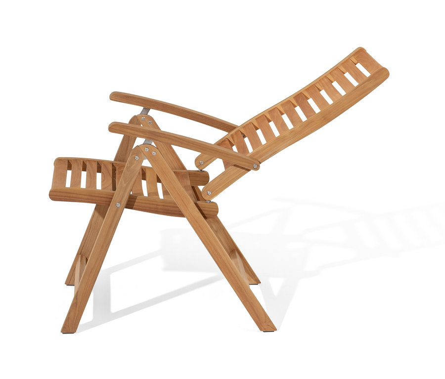 Skládací teakové křeslo s vysokým nastavitelným opěradlem a lamelami.