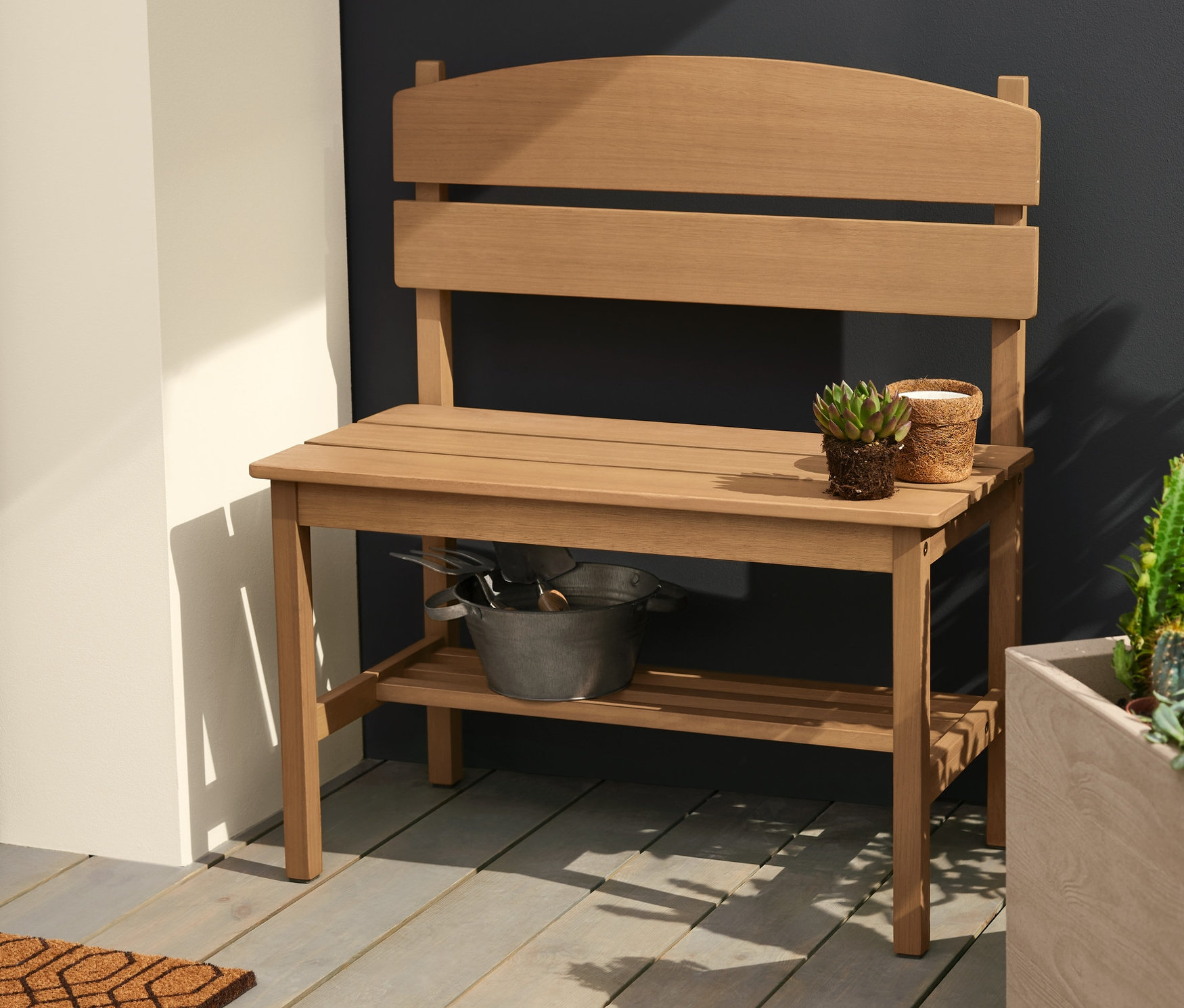 Květináč na kolečkách a Malá zahradní lavička s přihrádkou vedle sebe.