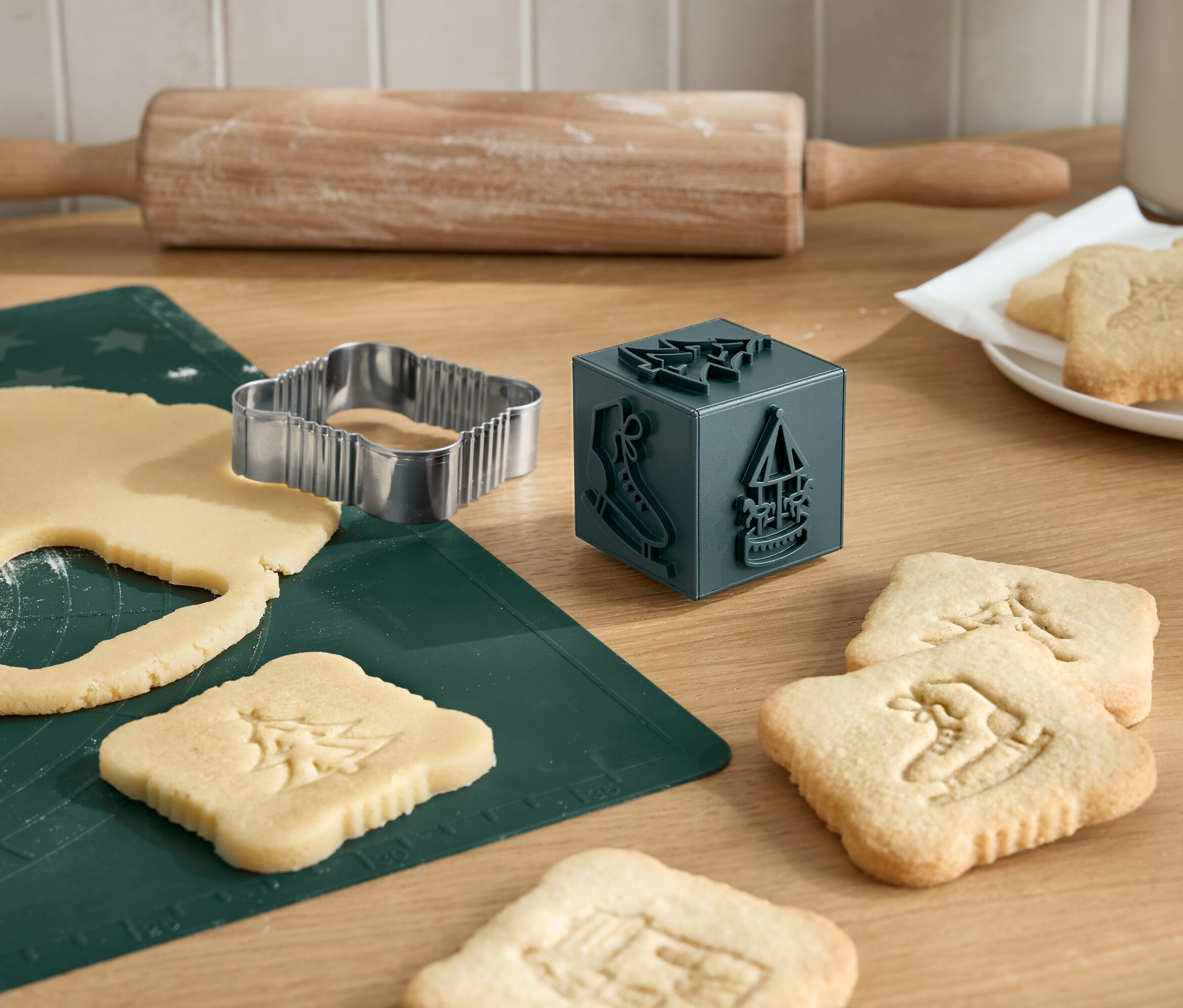 Vykrajování vánočních sušenek pomocí vykrajovátka, válečku a razítka na sušenky.