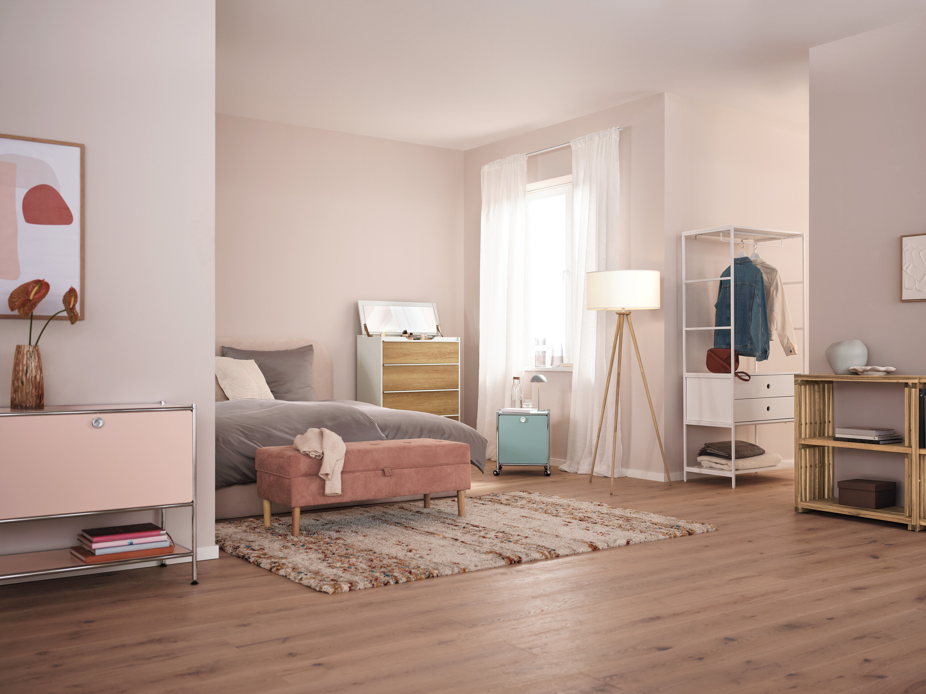 Ložnice s šedou bateriovou stolní lampou s LED na nočním stolku.