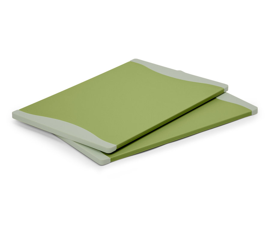 Dvě zelená prkénka na krájení s šedými okraji leží na sobě.