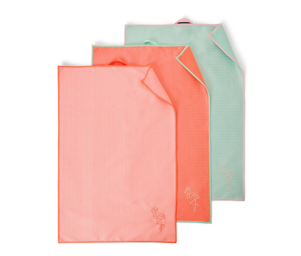 Tři utěrky na nádobí: růžová, korálová a světle zelená.