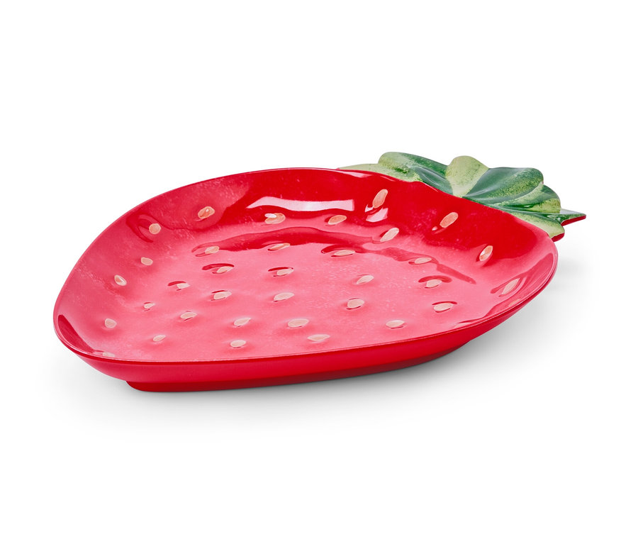 Červený servírovací talíř ve tvaru jahody.